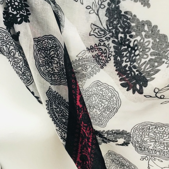 Large gorgeous scarf in black, white and red with paisley pattern 92 x 129cm - Picture 4 of 5